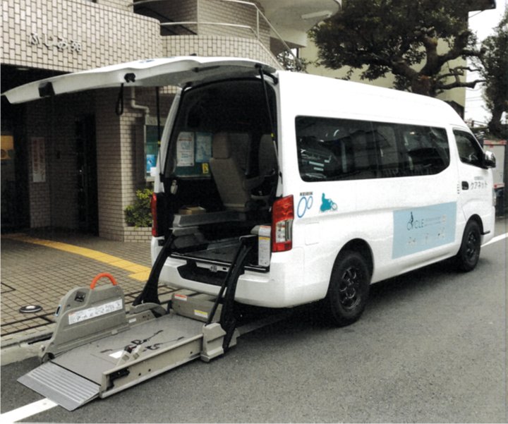 整備した福祉車両の外観とリフト