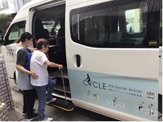 乗降を介助する様子