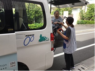 車いすのまま乗降する様子