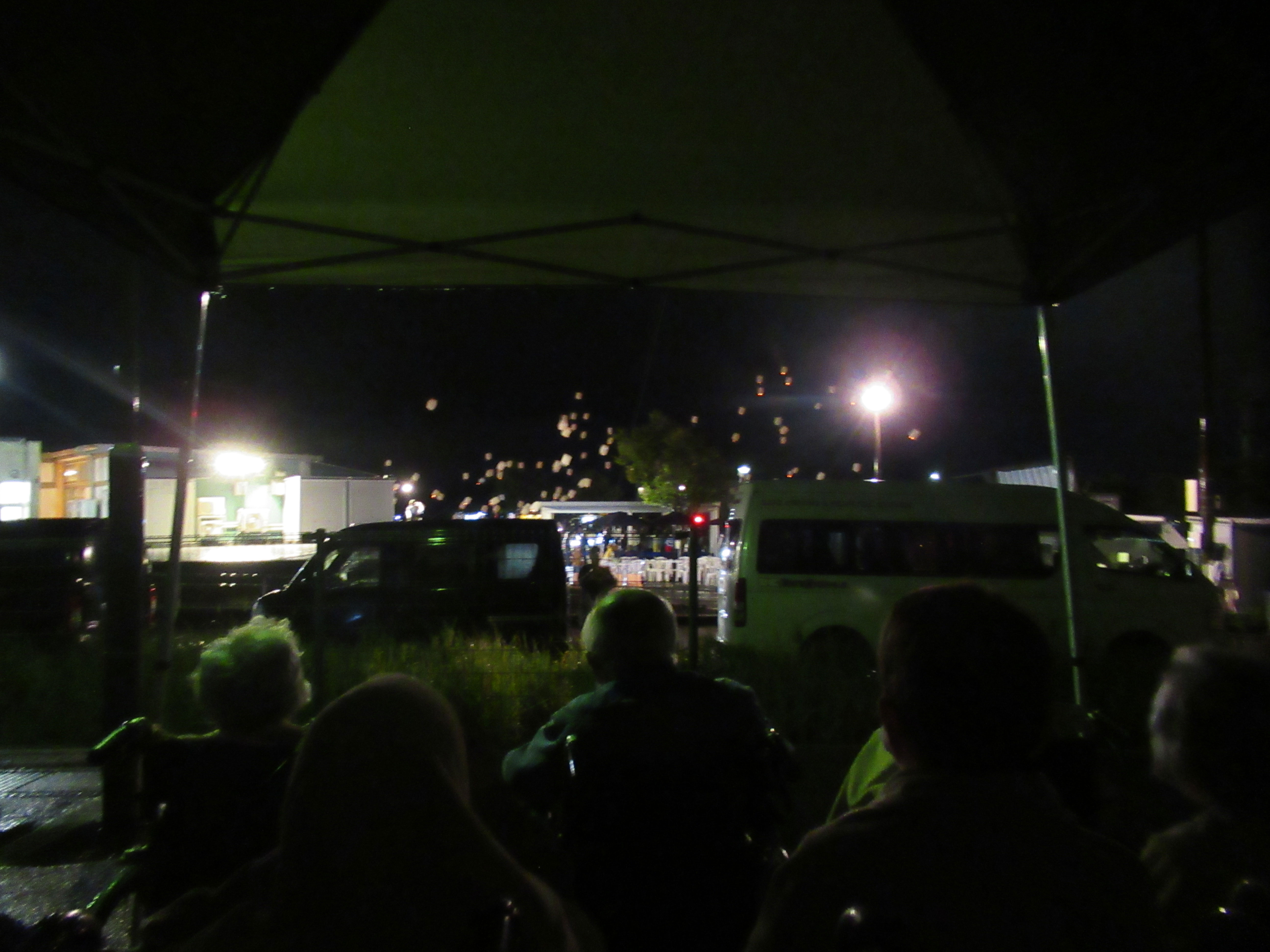 内灘光響祭スカイランタンを見て復興祈願