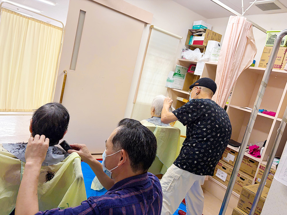 訪問ヘアカットの様子
